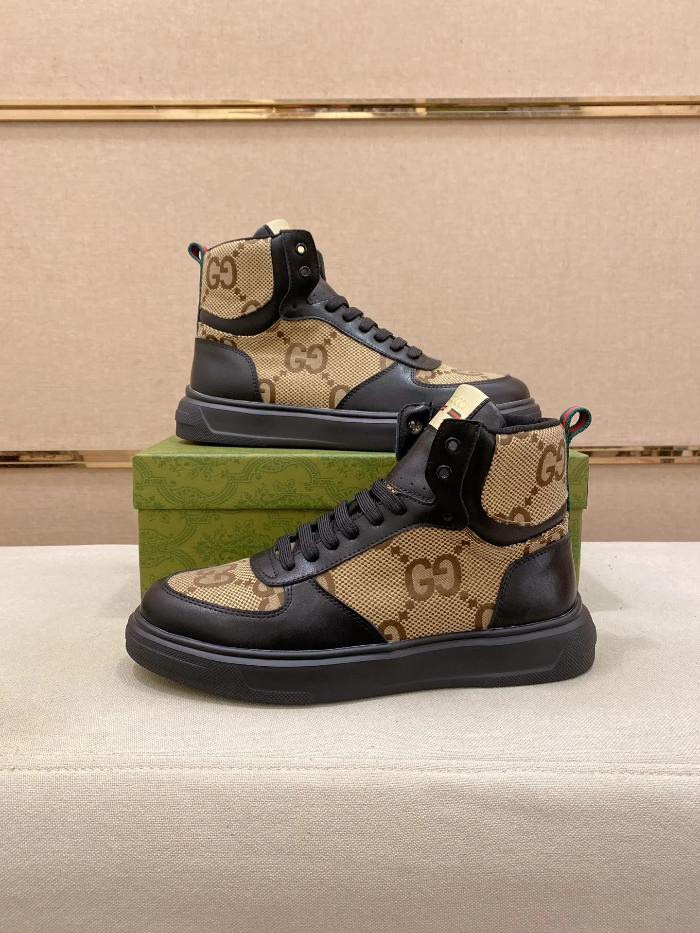 Men's clothing and shoes: 420💰 (GUCCI) The latest model from the official website🎁🎁Casual and fashionable men's shoes👟, hot style💥The version is simple and elegant, exclusive for trendy men. The unique latest brand elements from the official website👑Original Gucci decoration, fashionable and generous, the fabric is original cowhide ✅Mesh breathable lining, the official website specifies wear-resistant casual outsole, the classic model is taken in kind at the counter🎬38-44 (can be customized for 45 non-refundable)